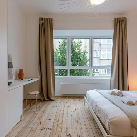 Huswell - Charming With Cozy Balcony Apartment *