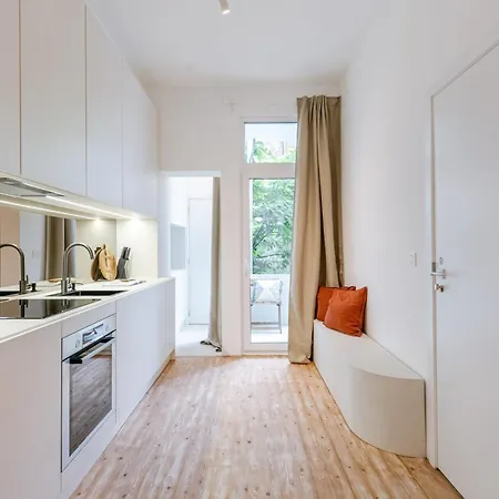 Huswell - Charming With Cozy Balcony Apartment