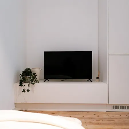 Huswell - Charming With Cozy Balcony Apartment *